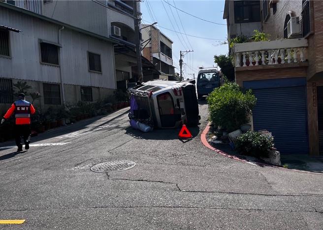 台南市北区实践街内26日中午发生货车倒退翻覆，压死女车主的意外悲剧，车上女车主的3岁孙女获救无碍。（读者提供／程炳璋台南传真）