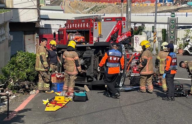 台南市北区实践街内26日中午发生货车倒退翻覆，压死女车主的意外悲剧，警消花一小时才将方姓女车主救出，但已无生命迹象。（读者提供／程炳璋台南传真）