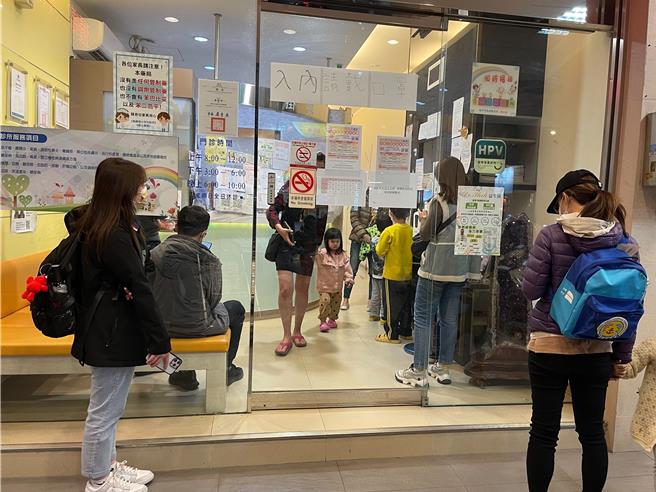 流感疫情处于高原期，基层诊所人满为患。（冯惠宜摄）