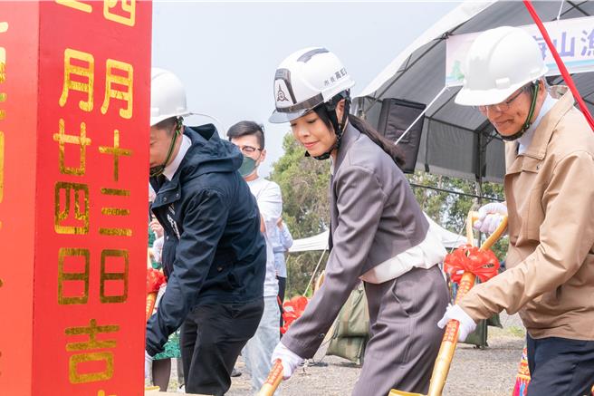 新竹市长高虹安（中）表示，市府已全力解决问题、推动各项建设，排除过去工程延宕情形，重新开工、努力完工。（新竹市政府提供／陈育贤新竹传真）