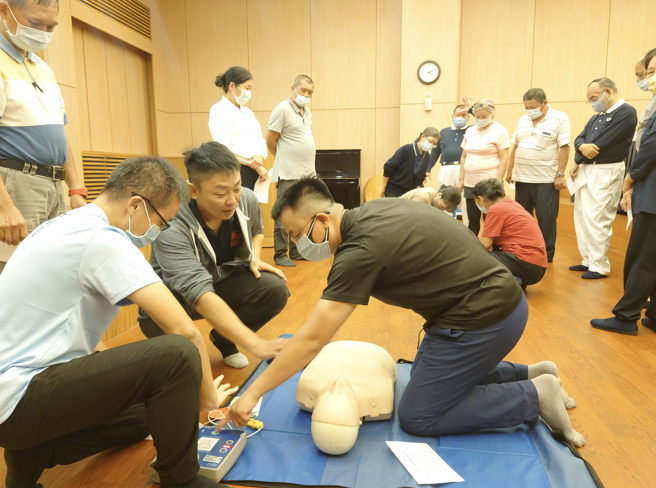 培训内容包含CPR、包扎技术等多项实务，提升新北市民多项防救灾技能。(新北市政府消防局提供)