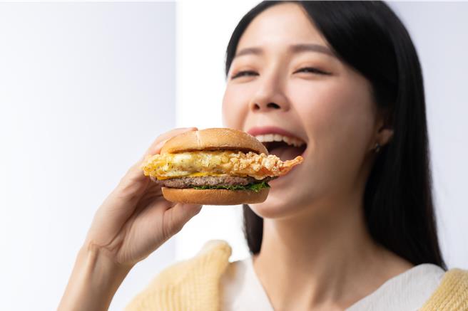 麦当劳限时开卖「炸虾天妇罗安格斯牛肉堡」等顶级美味，另推欢乐送好康。（麦当劳提供／朱世凯台北传真）