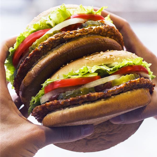 汉堡王30日前临柜或官网任购2套常态华堡套餐，就多送一个期间限定椒麻烤鸡堡。（汉堡王提供／朱世凯台北传真）