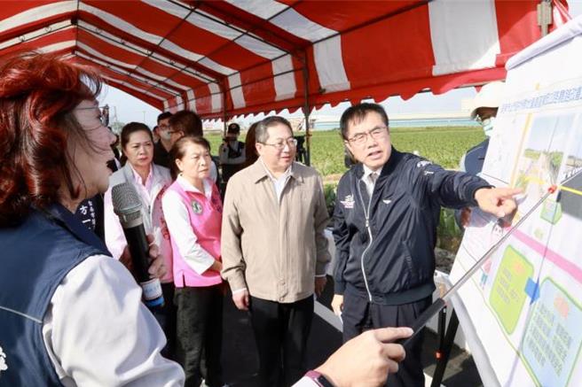 台南市北门区中洲农地重划区紧急农水路改善完工后，台南市长黄伟哲（右一）今天上午现地视察。（台南市政府提供／张毓翎台南传真）
