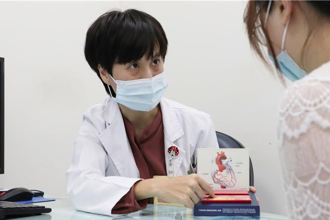 60岁林姓男子有心臟衰竭、慢性肾衰竭和糖尿病等多种慢性疾病，日前因新冠重症送急诊，经皮冠状动脉治疗救回一命；大里仁爱医院心臟内科医师王美英27日强调，三高民眾一定要按时、按规则服用药物。（大里仁爱医院提供／潘虹恩台中传真）