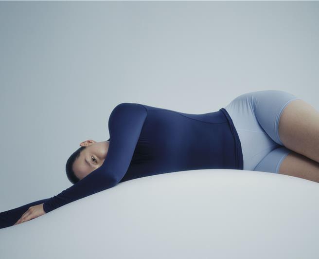 lululemon首次推出Wundermost贴身内搭系列，号称在穿搭上不会影响、干扰其他衣装的款式及呈现效果。（lululemon提供／朱世凯台北传真）