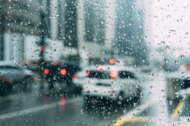 天雨路滑易發生交通事故，因此「車體險」及「駕駛人傷害險」很重要。(圖片來源/pexels)