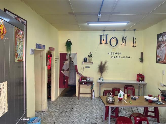 檢警到小吃店勘驗，現場並無異狀，預計29日將解剖洪姓老闆遺體釐清死因。（民眾提供／楊靜茹南投傳真）