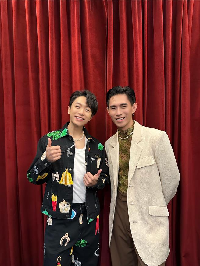 韦礼安（左）与柏霖在后台开心合照。（索尼音乐提供）