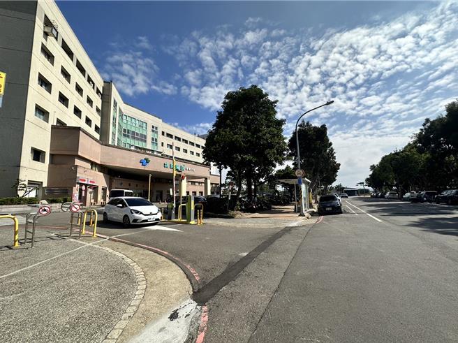 部桃新屋分院就医民眾多，院内机车停车场不敷使用，市府交通局预计在大门及急诊室周边增设100格机车格，预计2024年初完成。（吕筱蝉摄）