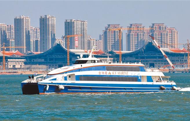 图为金厦客运航线恢復通航的首航，从厦门五通客运码头驶向金门。（图／中新社资料照）