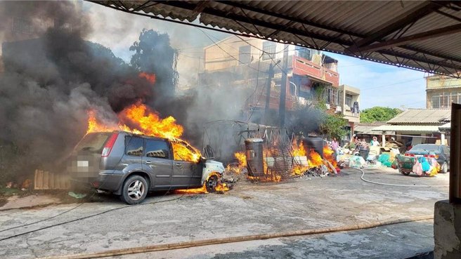 嘉义县新港乡月眉村27日中午传出废弃物火警，停在一旁的休旅车受波及烧成废铁。（读者提供∕吕妍庭嘉义传真）