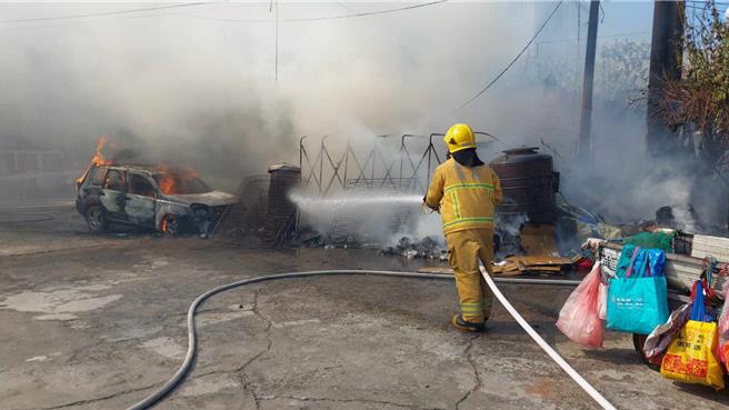 嘉义县新港乡月眉村27日中午传出废弃物火警，停在一旁的休旅车受波及烧成废铁。（读者提供∕吕妍庭嘉义传真）