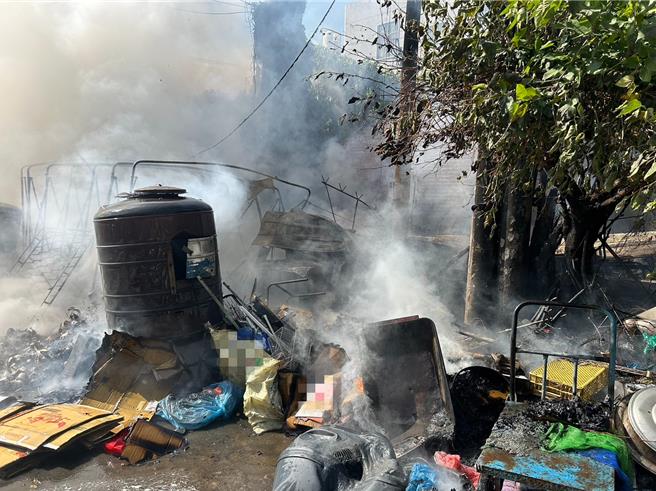 嘉义县新港乡月眉村27日中午传出废弃物火警，火势近20分钟扑灭，起火原因有待调查。（嘉义县消防局提供∕吕妍庭嘉义传真）