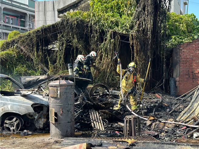 嘉义县新港乡月眉村27日中午传出废弃物火警，火势近20分钟扑灭，起火原因有待调查。（读者提供∕吕妍庭嘉义传真）