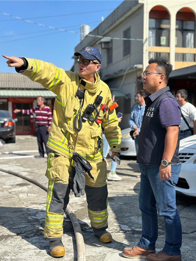嘉义县议员黄启豪第一时间抵达现场关心。（读者提供∕吕妍庭嘉义传真）