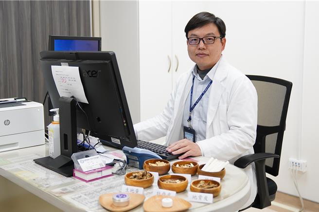 中医大新竹附设医院中医科医师王祯佑指，乳癌患者化疗产生的副作用，可以靠中药缓解。（中医大新竹附医提供／罗浚滨新竹传真）