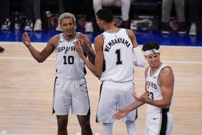 马刺队索汉(左起)与队友文班亚马交谈。（美联社资料照）