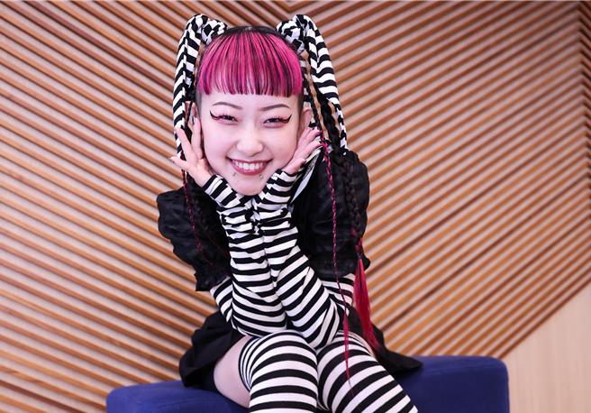 日本潮团「星期三的康帕内拉」主唱诗羽以充满特色的造型在日本引领潮流。（陈俊吉摄）
