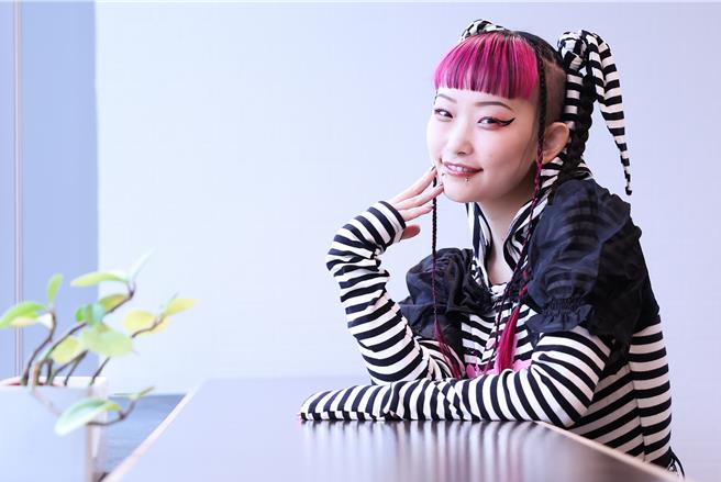 日本潮团「星期三的康帕内拉」主唱诗羽望打破大眾对可爱的刻板印象。（陈俊吉摄）