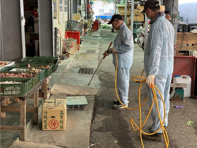 金门地区自昨（26）日传出5年来首例境外移入登革热NS1阳性个案后，已引发不少民眾人心惶惶。为杜绝病媒蚊孳生源传播，金湖镇公所今（27）由秘书陈书文带队率先至金湖公有零售市场及旧有市场、山外车站等人潮聚集的地方，进行清消工作。（于家麒摄）