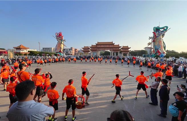 正统鹿耳圣母庙的虎尾寮宋江阵为了明年台南市的土城香表演，26日到庙前排练，上百人的大阵仗操演，引爆全场围观群眾叫好。（正统鹿耳门圣母庙提供／程炳璋台南传真）