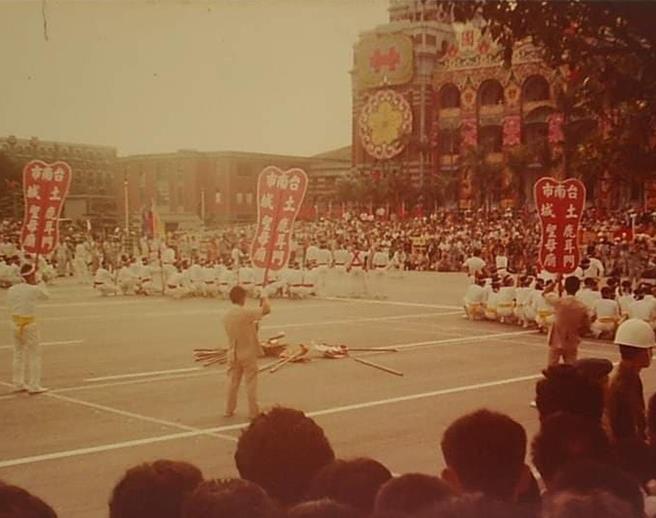 正统鹿耳圣母庙的护驾武阵来头大，庙方27日找出1982年出阵到总统府参加国庆大典的旧照片。（正统鹿耳门圣母庙提供／程炳璋台南传真）