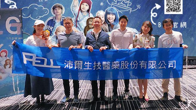 导演魏德圣(右1)、演员田中千绘(左1)参与沛尔生医公益包场高雄特映，现场与沛尔林董事长(左3)及贵宾们合影。（图片来源：沛尔生医提供）