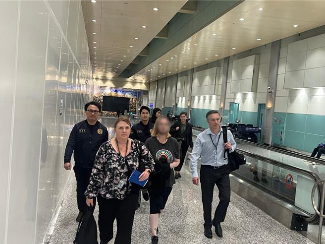 澳洲学者莱斯（前排中）被刑事局与澳洲警方合作，自帛琉经我国押返澳洲归案。（警方提供）