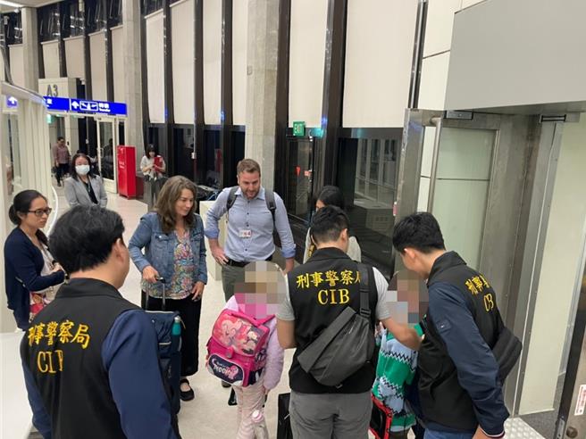 警方护送2幼童搭机回乡。（警方提供）