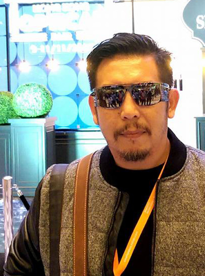  参加米兰展，薄钢造型眼镜一炮而红