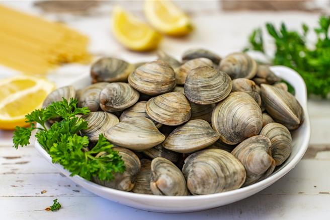 有民眾在好市多購買盒裝蛤蜊，卻意外發現盒子底下滿滿碎渣，還裝有菸蒂，讓她直呼好險該盒蛤蜊放到過期，否則洗一洗就直接丟鍋裡煮。台北市衛生局今表示，今日或明日會派員到店了解來源廠商。（圖／示意圖，達志影像）