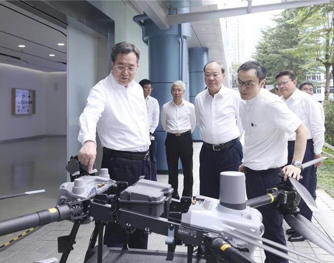圖為大陸副總理丁薛祥日前到廣東深圳調研，了解企業科技創新成果。（摘自新華社）