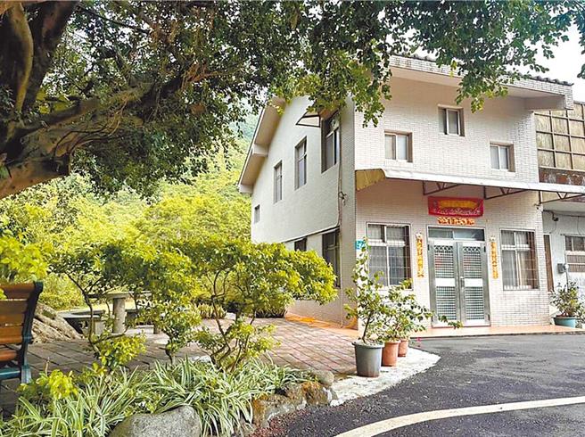 副總統賴清德在萬里老家被爆出違建爭議，國民黨市議員林國春提出臨時動議，認為副總統賴清德萬里老家的違章未拆，在明年1月13日大選前，扣除施工中違建，一般民眾的既存違章工務局也不要再發公文，應比照賴緩拆。（讀者提供／呂健豪新北傳真）