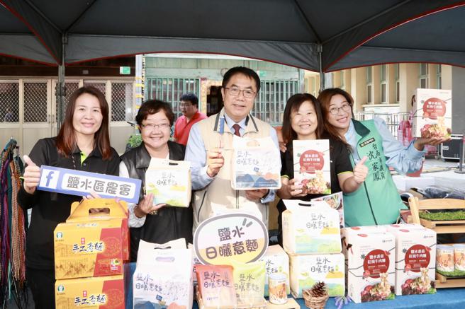 南市长黄伟哲出席盐水嘉年华特色市集。（图片来源：台南市政府提供）