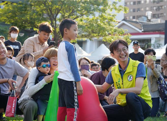 中市藍營多名立委參選人27日開記者會指控綠營台中市議員蔡耀頡始亂終棄、棄養母女，點名總統參選人賴清德、台中立委六選區參選人江肇國（右）涉包庇。江回應表示，絕無包庇，但藍營點名他竟比當事人多，是最負面的政治操作。（江肇國提供／陳淑芬台中傳真）