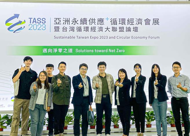 国立中山大学环境工程研究所教授陈威翔（右六）团队携手日月光半导体公司，独创环保技术，透过适当处理和再生，成功将30％的工业废水转化为符合再利用标准的水质，不仅降低对环境的衝击，也有助于解决水资源短缺问题。（国立中山大学提供／袁庭尧高雄传真）