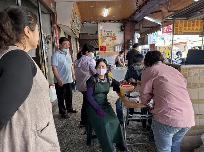 台南市政府经发局市场处配合区公所及卫生所，在市场设置登革热採检站，并结合50元铜板购快闪促销活动，提高採检率。（台南市政府经发局提供／张毓翎台南传真）