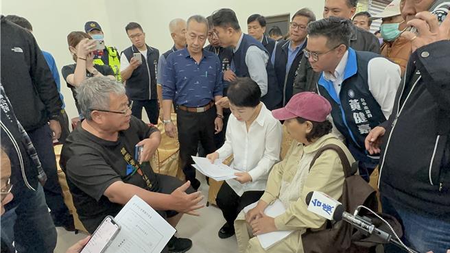 台中太平新坪生活公园社区受921地震重击，列为全倒户，却延宕迄今还未重建，社区自救会27日向卢秀燕当面陈情。（冯惠宜摄）