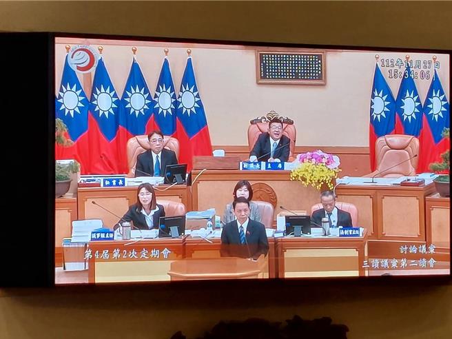 新北市财政局长陈荣贵（前排中）回应，土地增值税及契税部分已考量明年景气问题，岁入都已删减10％；房屋税部分，因新北房屋数量逐年增加，认为岁入可以达成。（陈慰慈摄）