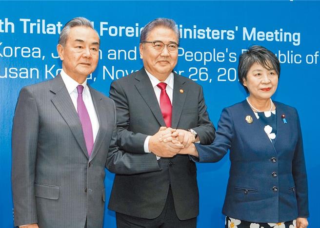 中日韓三國外長會議26日因大陸外長王毅需提前回國，日程有所縮短。（翻攝自日本外務省官網）