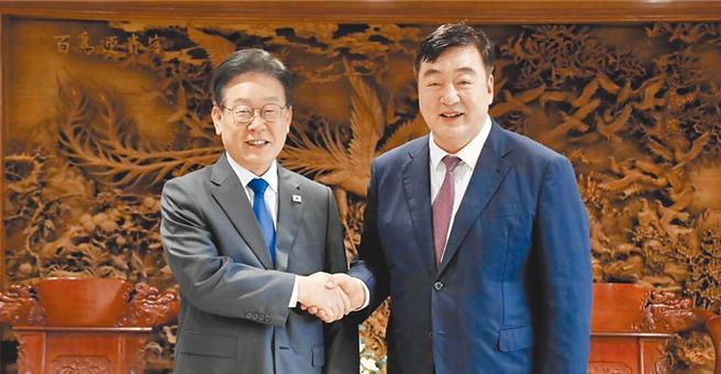 图为大陆驻韩国大使邢海明（右）日前在官邸会见韩国共同民主党党首李在明。（中新社）