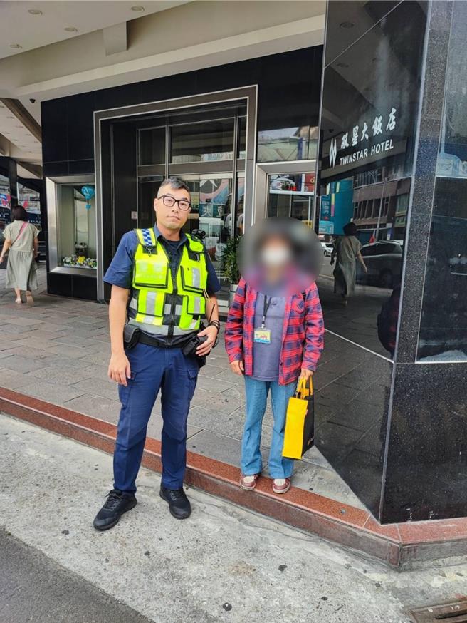 台中市66歲蘇姓婦人（右），選在退休解鎖人生首次搭公車旅行，卻發生手提包遺忘公車插曲，幸經台中市警第三分局立德所警員積極協助，順利找回手提包，讓蘇婦得以繼續未完的旅程。（警方提供／王煌忠台中傳真）