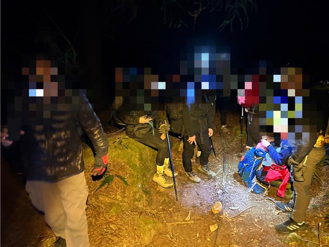 一行7人溪阿纵走登山团，因团员过于劳累出现头晕、体力不适情况，加上疑似食物、饮水不足，26日晚间7点向嘉义县消防局求助，经补充饮水和食物，全员在救援队陪同下自行走下山。（嘉县消防局提供∕吕妍庭嘉义传真）