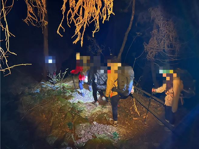 一行7人溪阿纵走登山团，因团员过于劳累出现头晕、体力不适情况，加上疑似食物、饮水不足，26日晚间7点向嘉义县消防局求助，经补充饮水和食物，全员在救援队陪同下自行走下山。（嘉县消防局提供∕吕妍庭嘉义传真）