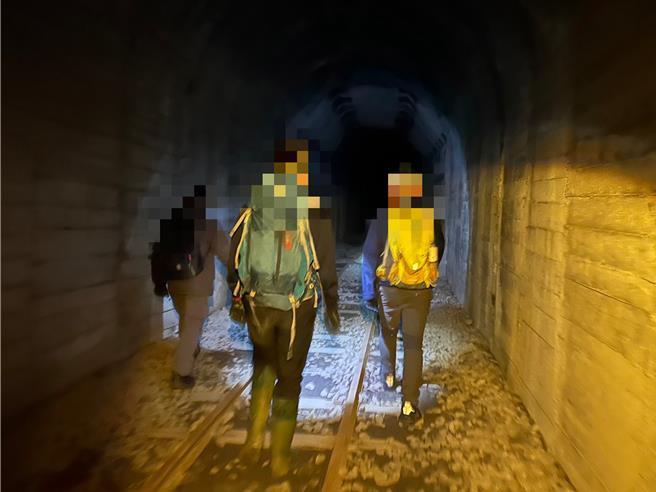 一行7人溪阿纵走登山团，因团员过于劳累出现头晕、体力不适情况，加上疑似食物、饮水不足，26日晚间7点向嘉义县消防局求助，经补充饮水和食物，全员在救援队陪同下自行走下山。（嘉县消防局提供∕吕妍庭嘉义传真）