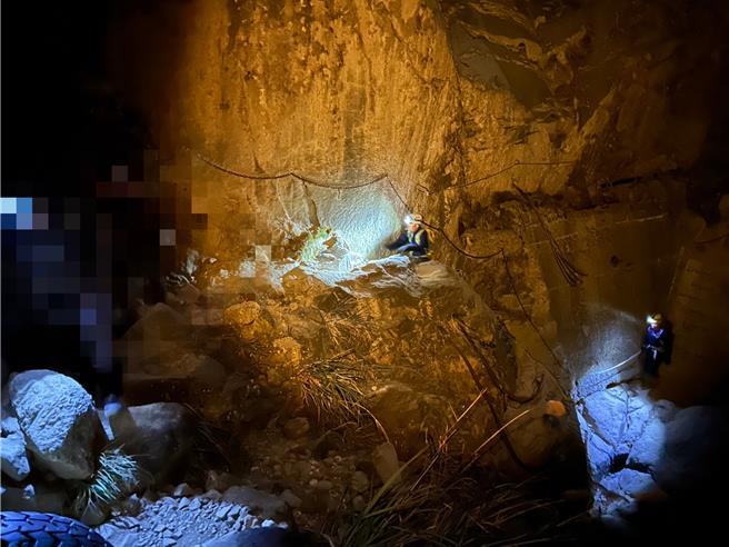 救援行动去程包含搭乘台车及步行总花费约2小时49分接触到求救者。（嘉县消防局提供∕吕妍庭嘉义传真）