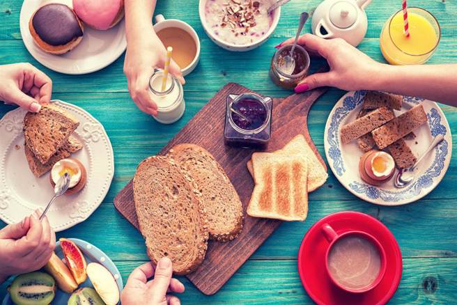 營養師張家祥分享6款隱藏版高鈉食物，其中很多都是早餐常見組合。(示意圖／Shutterstock)