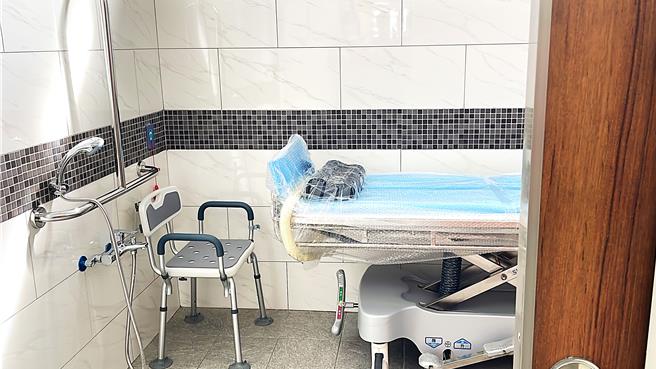 卫福部台东医院附设住宿式长照机构位于成功分院2楼，26床位配有电动病床、AI离床警示系统、无障碍卫浴设备等。（萧嘉蕙摄）
