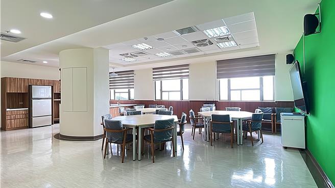 卫福部台东医院附设住宿式长照机构以无敌海景作为疗癒特色，设有开放式厨房、共餐区及公共休閒区。（萧嘉蕙摄）